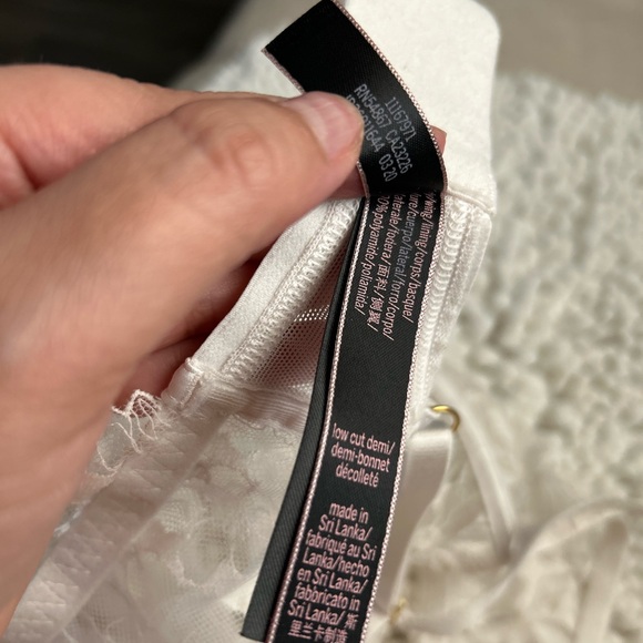 Victoria's Secret Lace Bra in Cream - Picture 9 of 12